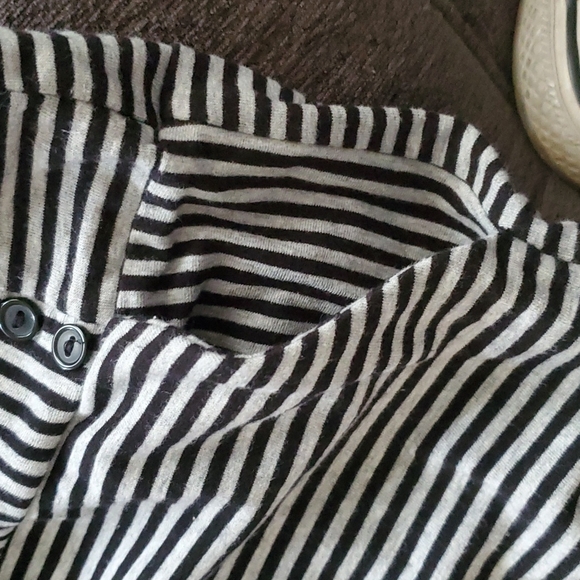 Black and grey striped skirt with pockets - Picture 3 of 3
